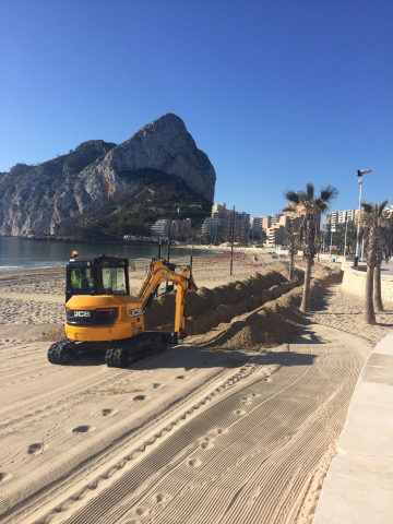 Calp Reposa Els Llavapeus I la Xarxa D'aigua de la Platja Destrossats en el Temporal