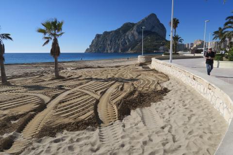 El Ayuntamiento deposita toneladas de arena en las playas recuperada y almacenada en los últimos años