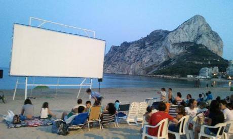 El Cinema a la Mar, que organiza la Concejalía de Cultura en las playas, proyectará, previamente a las películas, vídeos promocionales sobre Calp.