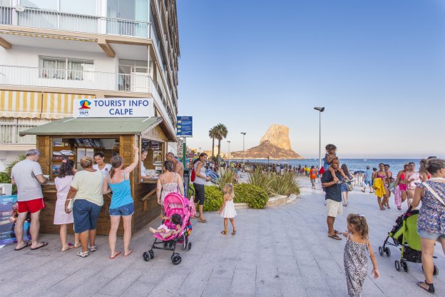 Las oficinas de turismo de Calp recibieron 12.700 visitas en julio