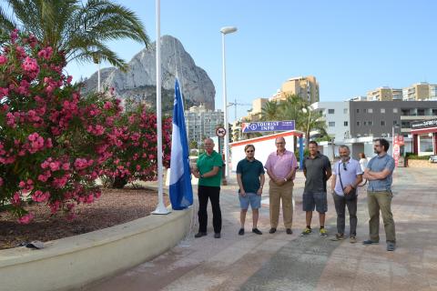 LAS BANDERAS AZULES ONDEAN YA EN LAS PLAYAS DE CALP