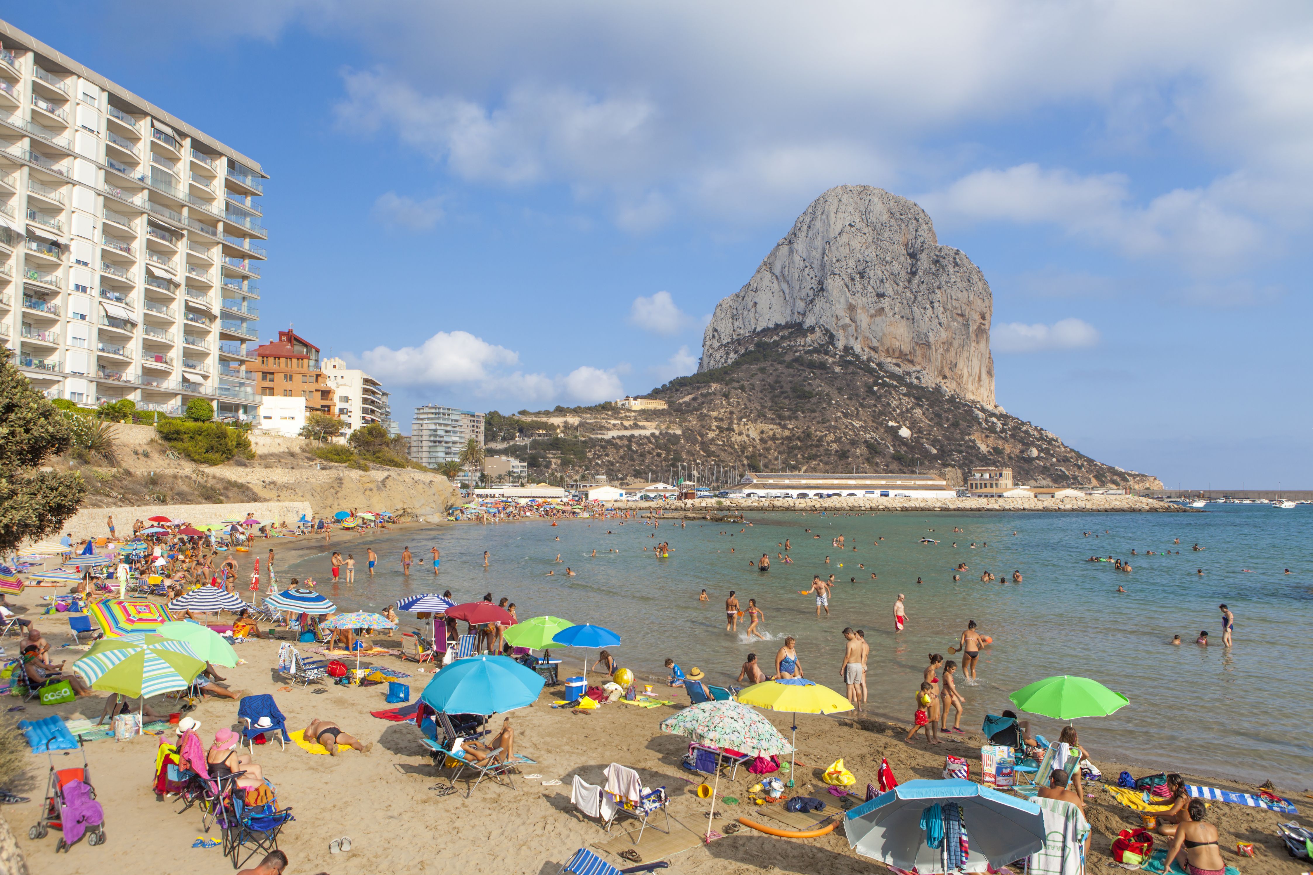 Calp pone a punto sus playas por Semana Santa