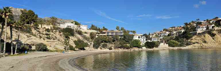 Calp consigue por primera vez cinco banderas azules para sus playas
