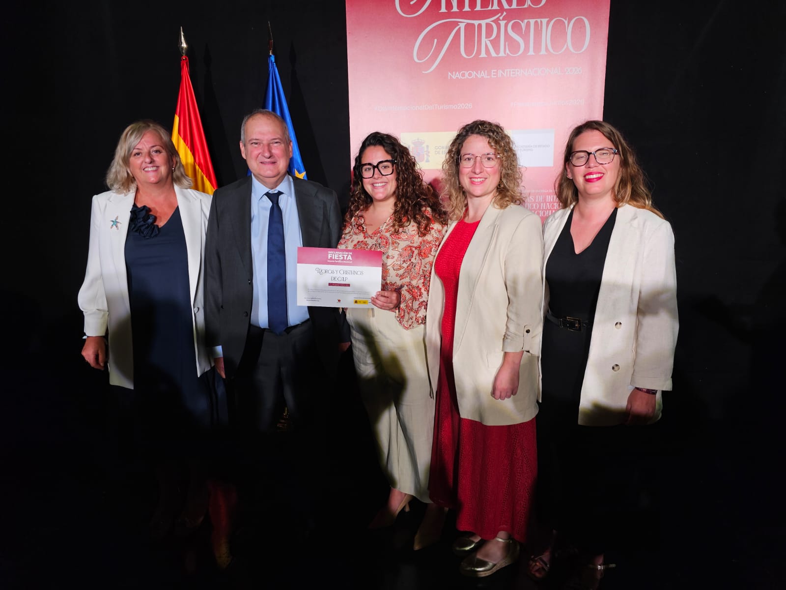 Der Minister für Industrie und Tourismus, Jordi Hereu, überreicht der Bürgermeisterin von Calp, Ana Sala, die Auszeichnung „Festival von nationalem touristischem Interesse“ für das Festival der Mauren und Christen.