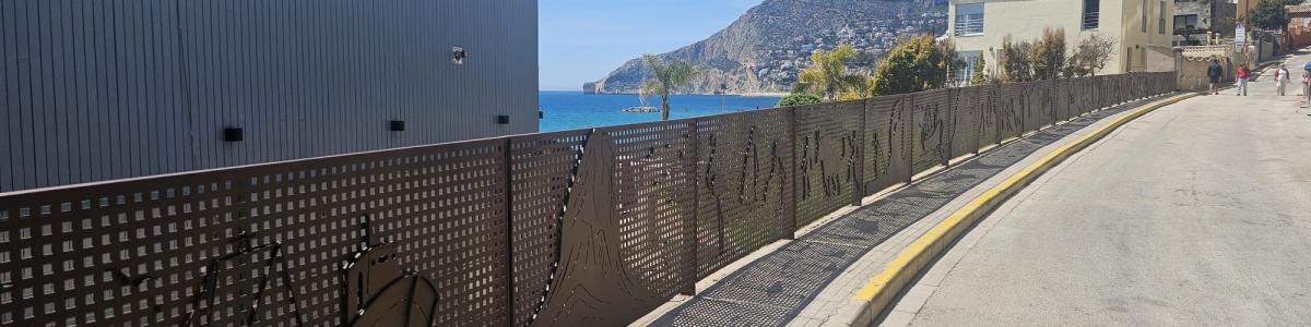 El Ayuntamiento instala una nueva barandilla artística que homenajea a las fiestas locales