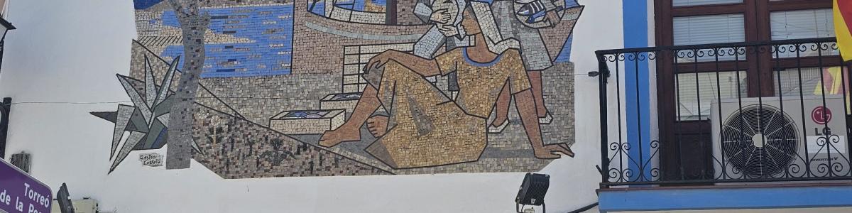 El Ayuntamiento de Calp licitará la restauración integral del mosaico de Gastón Castelló tras el primer diagnóstico realizado en 60 años
