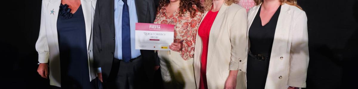 Der Minister für Industrie und Tourismus, Jordi Hereu, überreicht der Bürgermeisterin von Calp, Ana Sala, die Auszeichnung „Festival von nationalem touristischem Interesse“ für das Festival der Mauren und Christen.