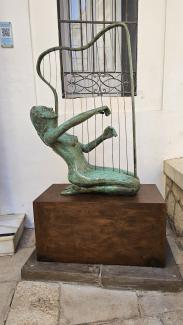 Escultura "Mujer con Arpa" de Luciano González Escultura "Mujer con Arpa" de Luciano González